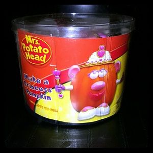 Mrs. Potato Head make a pumpkin